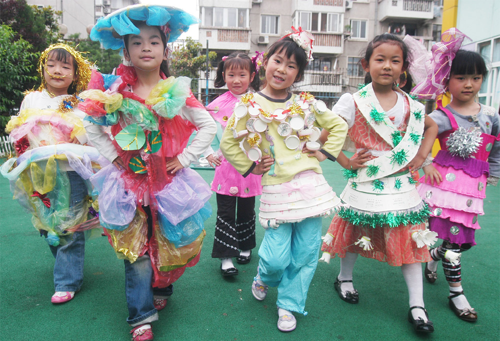 幼儿环保时装秀图片:塑料袋服装图片_幼儿环保