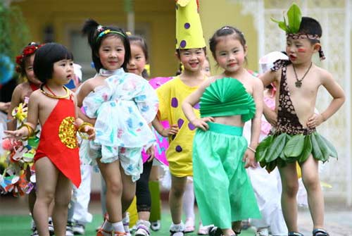 幼儿环保时装秀图片:幼儿园环保服装设计秀