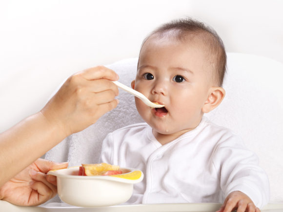 困惑 宝宝为何爱抠嘴里的食物