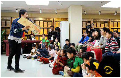 《中国民间童话系列》文创作者,被孩子们爱称为"鸟老师"的向华,携手
