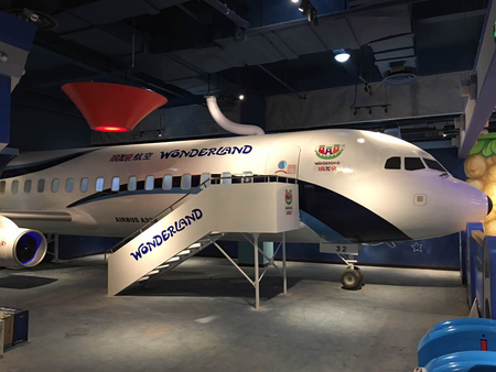 睿联嘉业超大型飞机进入科技体验馆 多种飞机领跑地产业