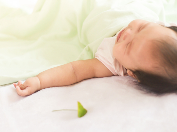 宝宝抱睡好处多 爸爸妈妈别偷懒