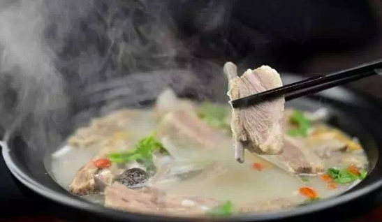 民间也有有进补以度严冬的食俗,在立冬喝上一口羊肉汤,再来一碗热气腾