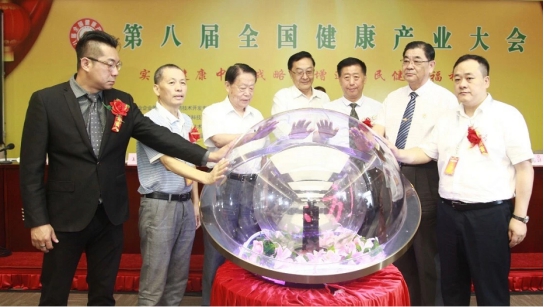 (图左2为东方乌宝创始人刘全生先生)